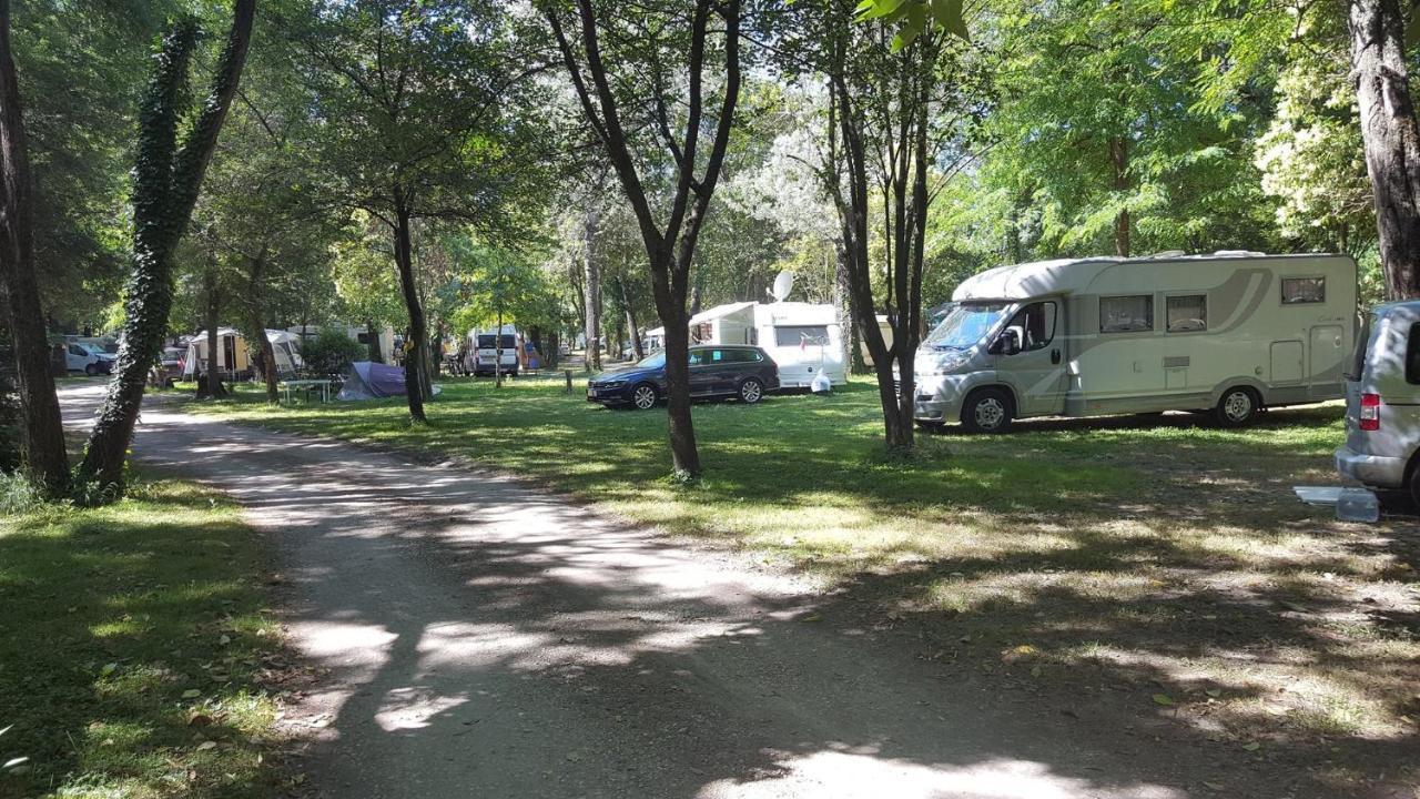 Camping Du Lion Bourg-Saint-Andéol Exterior foto